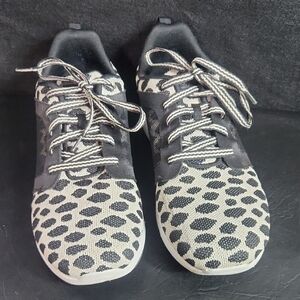 Avia Black and Nude Athletic Shoes Womens Size 11